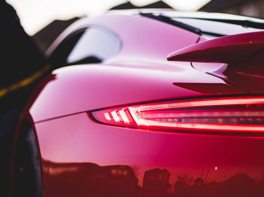 Tylny widok czerwonego Porsche na ulicy