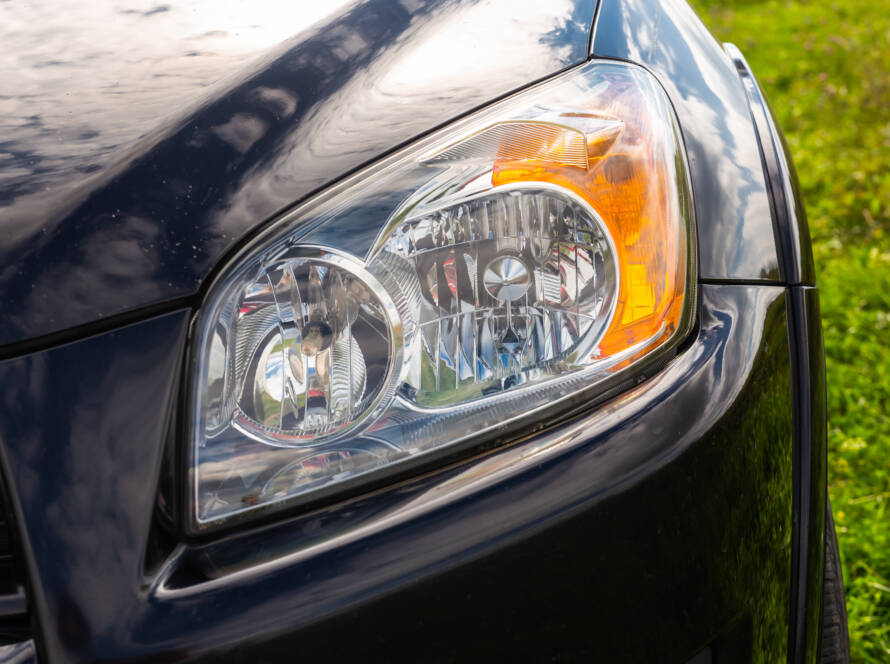 Reflektor samochodu czarnego z lampą LED